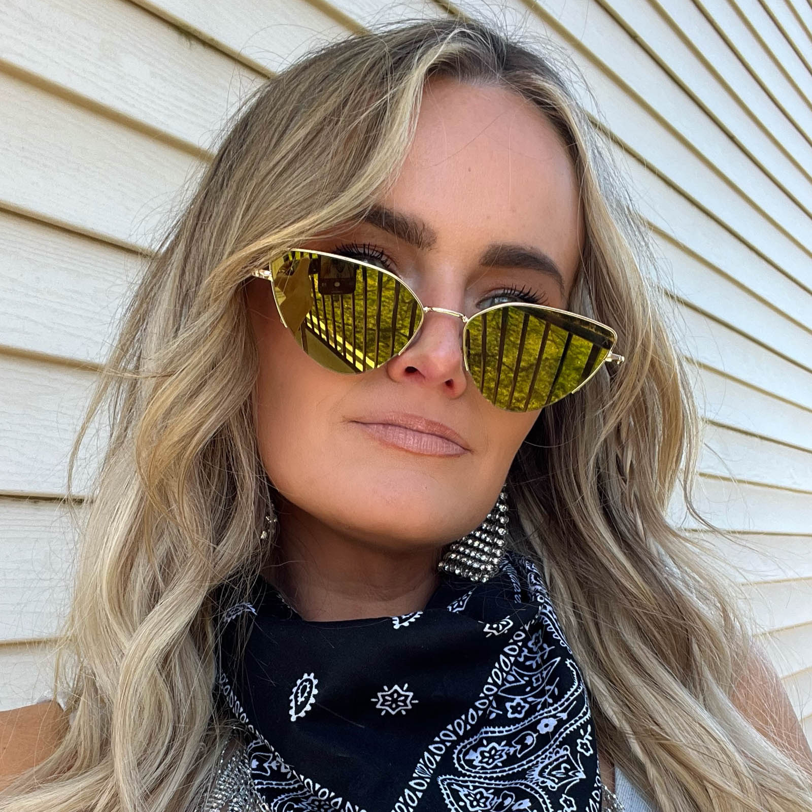 customer content- shannon___leigh wearing fairfax in gold with gold mirror sunglasses 